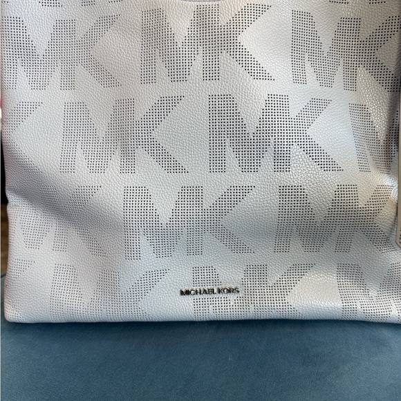 Michael Kors Joan Extra-Large Pebbled Leather Shoulder Bag – Powder Blue - Picture 3 of 8